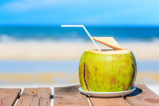 agua-coco-bebidas-hidratam-verão